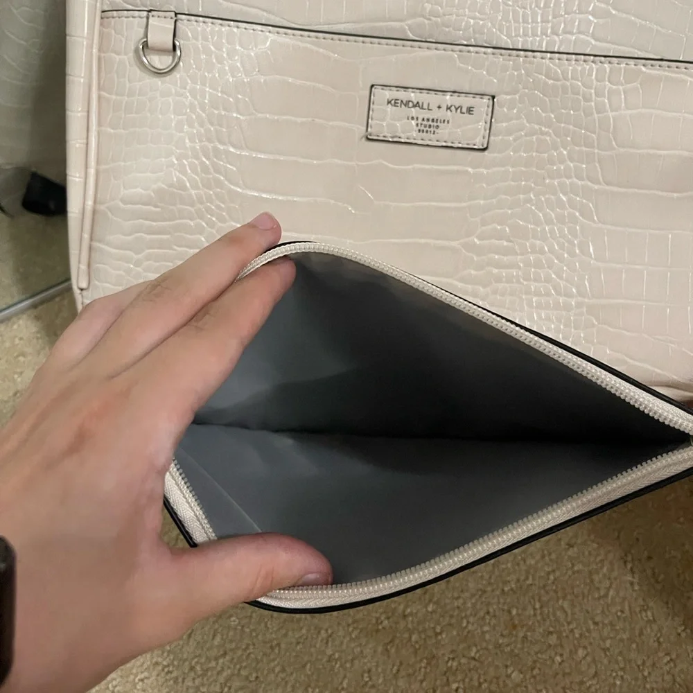 KENDALL + KYLIE backpack and pouch - Picture 5 of 5